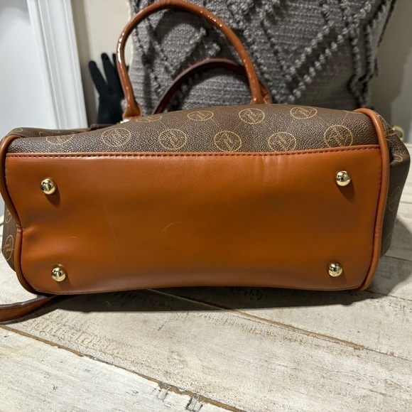 ❤️Adrienne Vittadini Signature Satchel - Picture 4 of 7